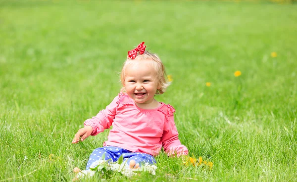 Gadis kecil yang lucu dan bahagia dengan bunga di musim semi — Stok Foto