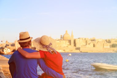 mutlu genç çift Malta'da seyahat