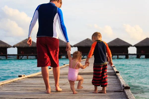 Padre con niños caminando en un resort tropical —  Fotos de Stock