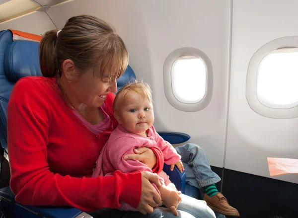 Madre e hija viajan en avión — Foto de Stock