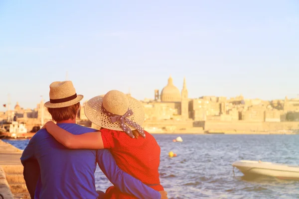 Щасливі молода пара подорожувати на Мальті — стокове фото
