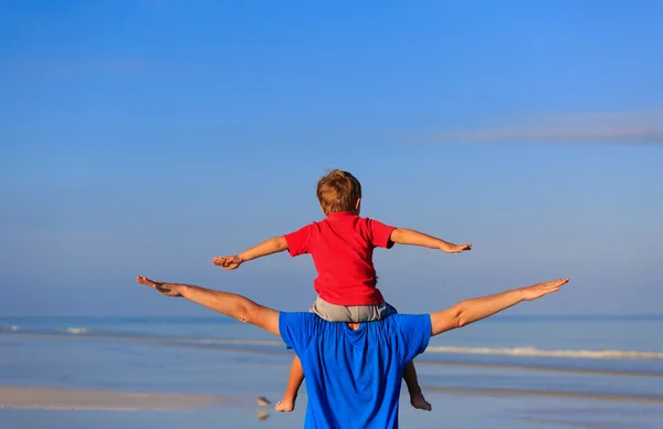 Gelukkig vader en zoon spelen op sky — Stockfoto
