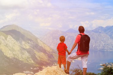 Baba ve oğul manzaralı dağlarında seyahat
