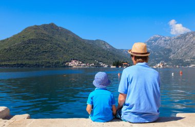 Baba ve oğul Karadağ Doğal görünümüne bakarak