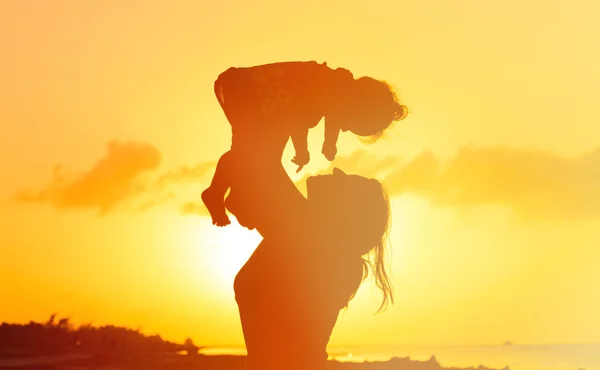 Mor och dotter ha roligt vid solnedgången — Stockfoto