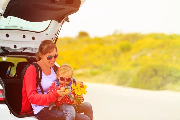 Matka i córka trochę podróż samochodem w lecie — Zdjęcie stockowe