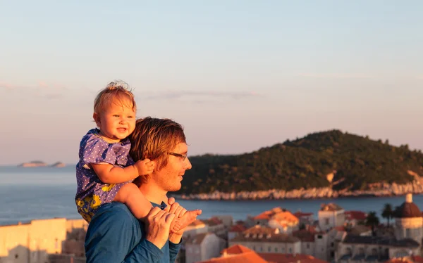 Padre e hija pequeña viajan en Dubrovnik, Croacia — Foto de Stock