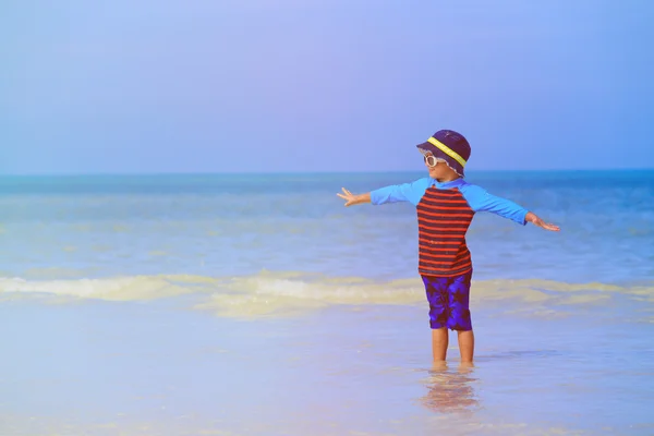 Bambino che gioca con l'acqua sulla spiaggia — Foto Stock