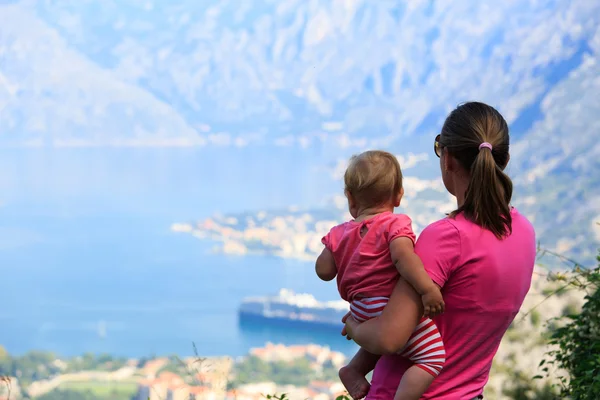 Madre con hija pequeña viajar en las montañas — Foto de Stock