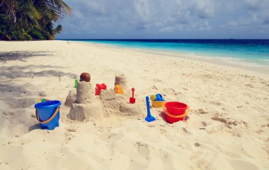 Kumdan kale tropikal plaj ve çocuklar oyuncaklar