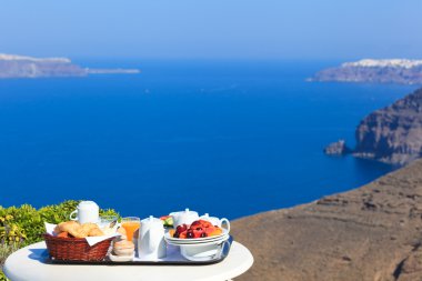 Deniz kenarında nefis bir kahvaltı