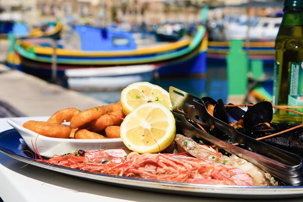 Морепродукты подаются в средиземноморском ресторане — стоковое фото