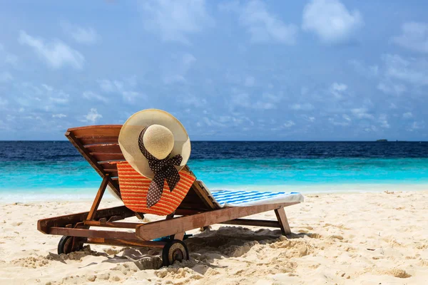 Cadeira de praia na praia tropical perfeita — Fotografia de Stock