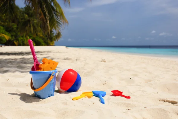Дитячі іграшки на тропічному піщаному пляжі — стокове фото