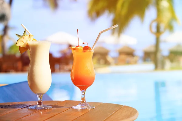 Two cocktails on luxury beach resort — Stock Photo, Image