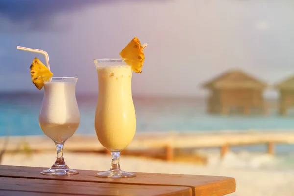 Två drinkar på lyxiga beach resort — Stockfoto