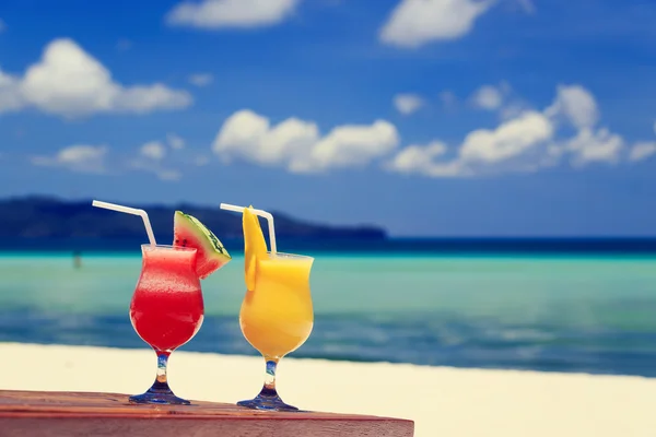Mango ve karpuz kokteyller sahilde — Stok fotoğraf