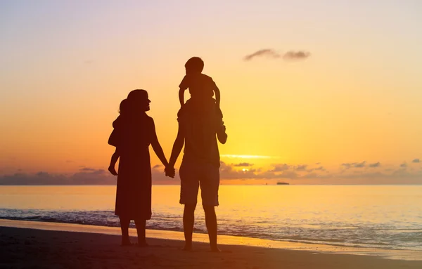 Família feliz com dois filhos se divertindo ao pôr do sol — Fotografia de Stock