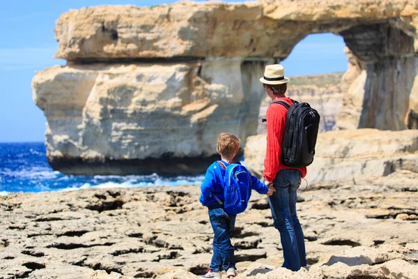 Padre e hijo mirando montañas escénicas — Foto de Stock