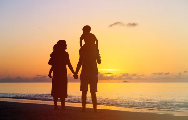 Glückliche Familie mit zwei Kindern beim Sonnenuntergang — Stockfoto