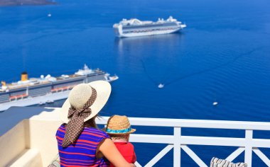 Anne ve oğlu tatil Santorini, Yunanistan