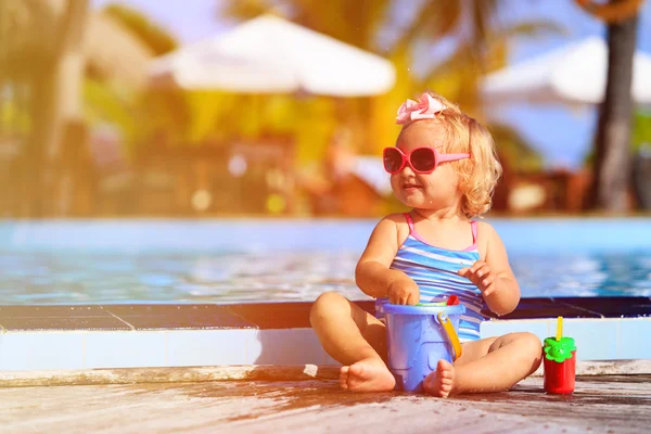 Mignonne petite fille jouant dans la piscine à la plage — Photo