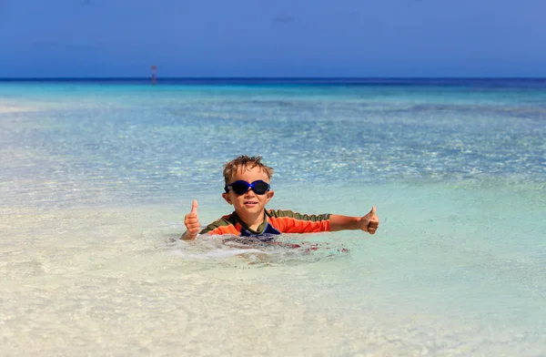 Menino feliz nadando na praia tropical — Fotografia de Stock