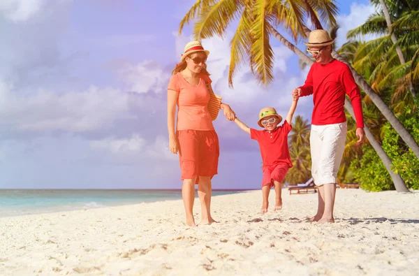 Gezin met kind spelen op tropisch strand — Stockfoto