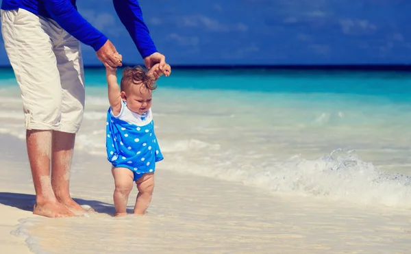 Отец и маленькая дочь прогуливаются по пляжу — стоковое фото