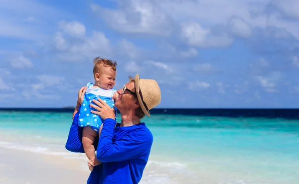 Padre y linda hija pequeña jugar en la playa — Foto de Stock