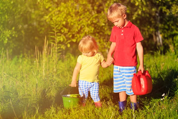 Anak laki-laki dan perempuan bekerja di kebun — Stok Foto