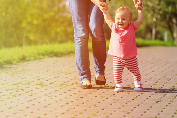 First steps of little girl in summer park — Stock Photo, Image