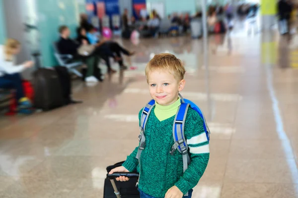 Pieni poika matkustaa lentokentällä — kuvapankkivalokuva