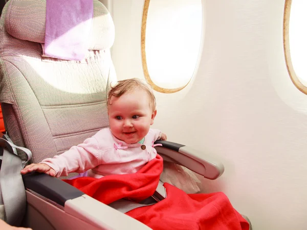 Feliz niña viajando en avión — Foto de Stock