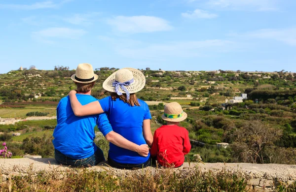 Семья с маленьким ребенком смотрит на живописные виды страны — стоковое фото