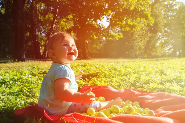 어린 소녀는 정원에서 사과 따기 — 스톡 사진