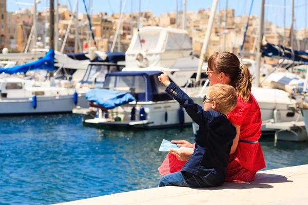 Мать и сын путешествуют в порту Мальты — стоковое фото
