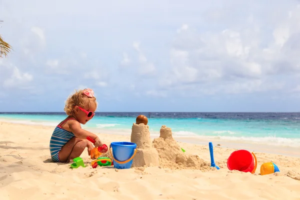 Aranyos kislány játszó homok a strandon — Stock Fotó
