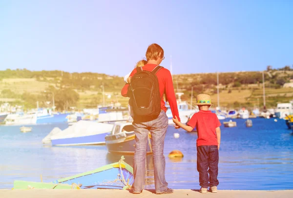 Father and two kids looking at traditional boats in Malta — Stock Photo, Image