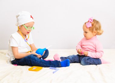 küçük erkek ve kız doktor kapalı oynamak