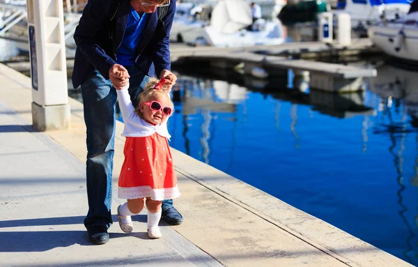 Família viajar- pai e filha aprendendo a andar no porto — Fotografia de Stock