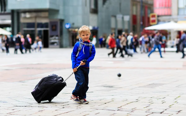 Feliz niño viajando por la ciudad de Europa — Foto de Stock