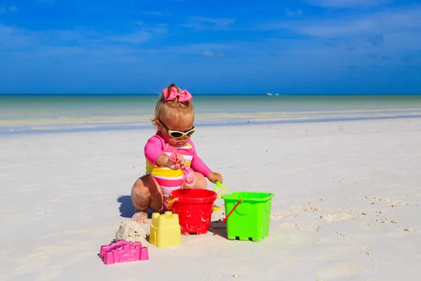 Carina bambina che gioca sulla spiaggia estiva — Foto Stock