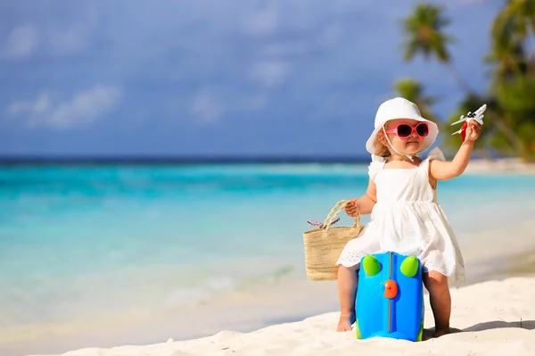 Мила маленька дівчинка подорожує на літньому пляжі — стокове фото