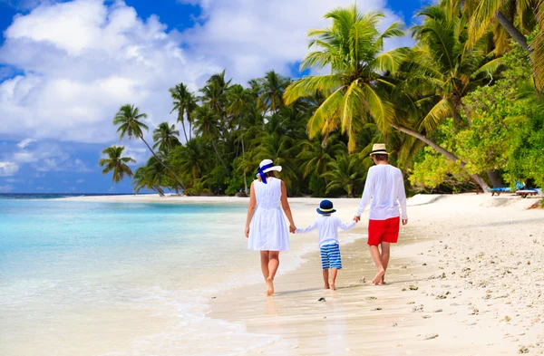 Familj med barn gå på stranden — Stockfoto