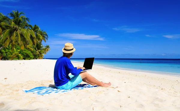 Man with laptop on tropical beach — Stock Photo, Image