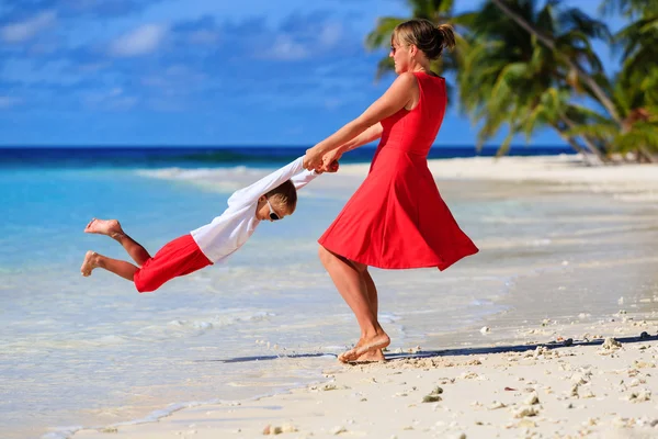 Mor och son spelar på stranden — Stock fotografie