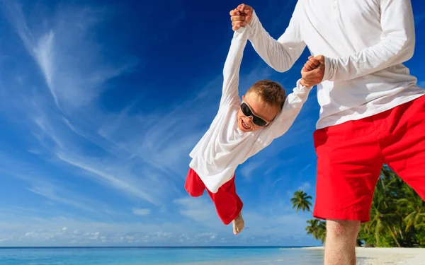 Padre e figlio che giocano sulla spiaggia tropicale — Foto Stock