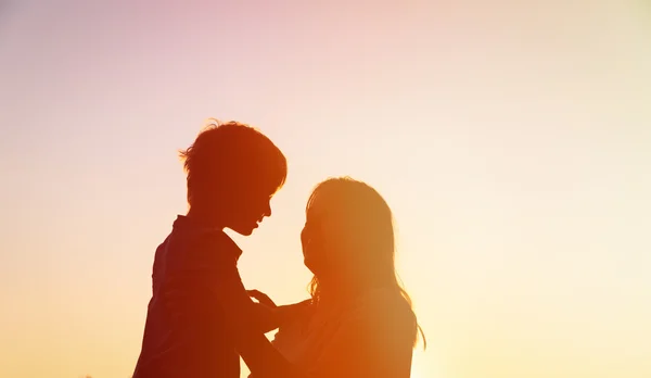 Mère heureuse et fils au coucher du soleil — Photo