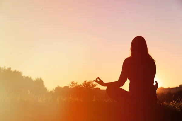 Serenità e pratica yoga al tramonto — Foto Stock